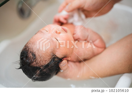 沐浴する新生児 102105610