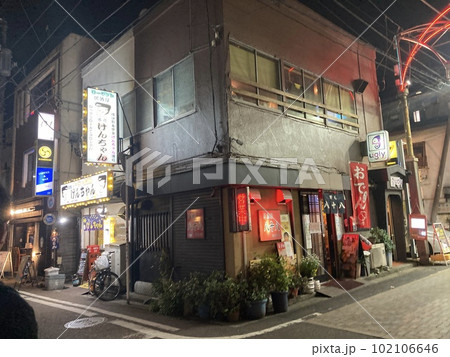 横浜・野毛の歓楽街 102106646