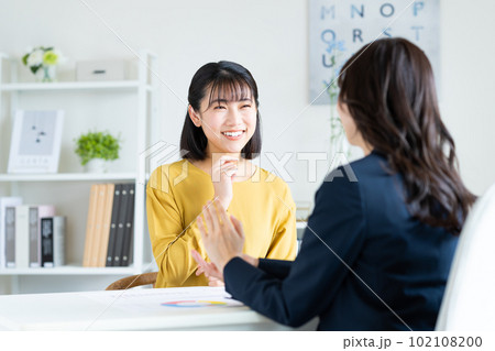 相談する若い女性 相談する若い女性 102108200