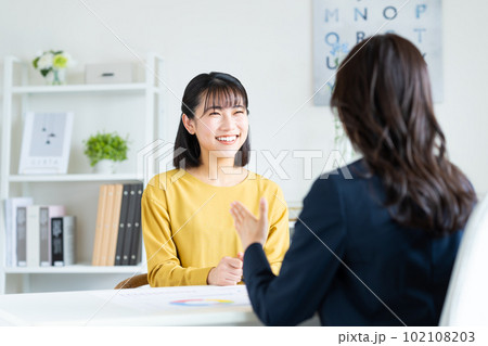 相談する若い女性 102108203