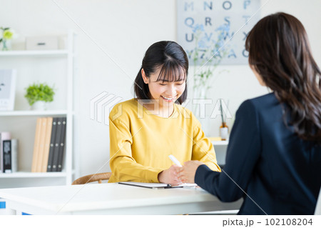 相談する若い女性 102108204