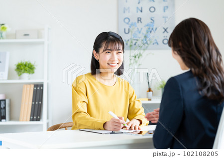 相談する若い女性 102108205