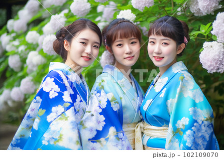 白い紫陽花と浴衣を着た3人の日本人女性 白い紫陽花と浴衣を着た3人の日本人女性 102109070