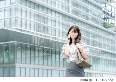 ビジネス　女性　スマホ　悩む 102109728