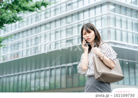 ビジネス　女性　スマホ　悩む 102109730