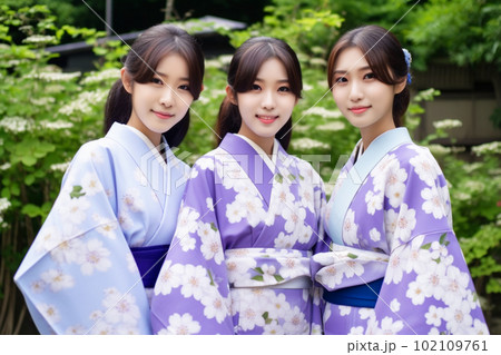 浴衣を着た3人の日本人女性 102109761