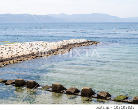 播磨灘の風景。兵庫県明石市内の海岸からの眺め。(写真奥の陸地は淡路島。) 102109835