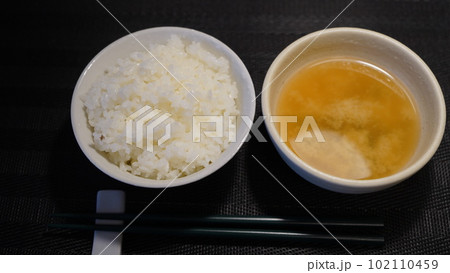 温かい味噌汁とご飯 温かい味噌汁とご飯 102110459