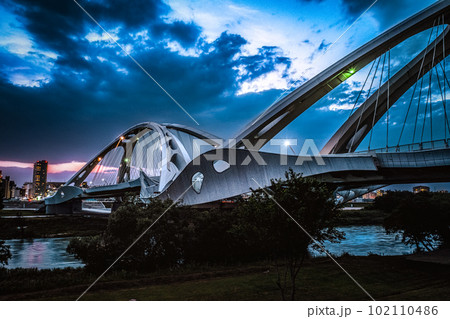 雲行き怪しい夕暮の豊田大橋 102110486