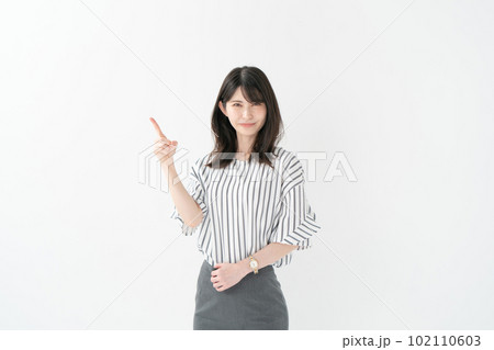 女性　カジュアル　指差し　案内 102110603