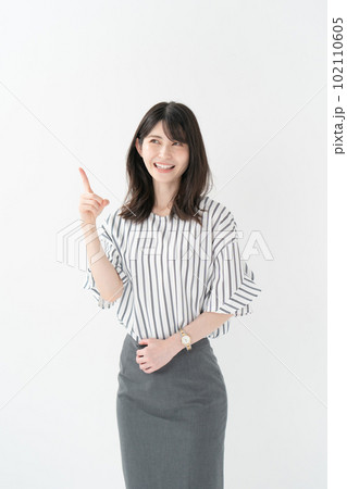 女性　カジュアル　指差し　案内 102110605