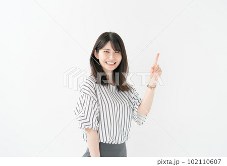 女性　カジュアル　指差し　案内 102110607