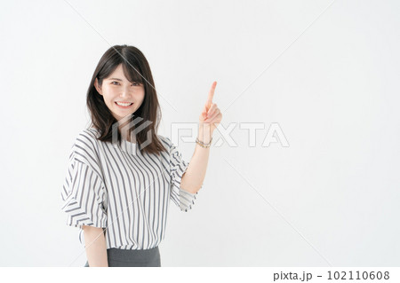 女性　カジュアル　指差し　案内 102110608