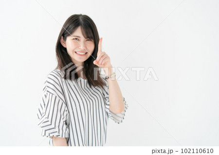 女性　カジュアル　指差し　案内 102110610
