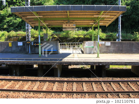 近鉄大阪線の秘境駅「西青山駅」のホーム 102110761