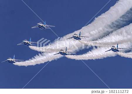 編隊で上昇するブルーインパルス 102111272