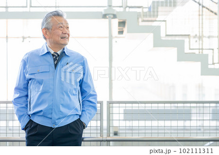作業着のシニア男性 102111311