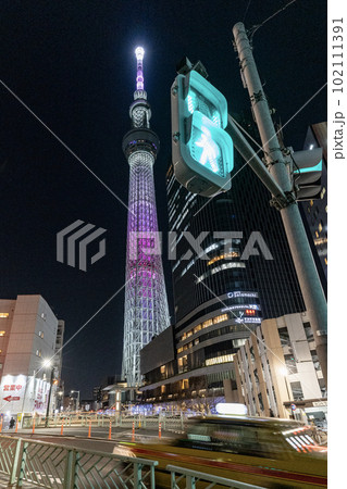 東京スカイツリーと信号機 東京スカイツリーと信号機 102111391