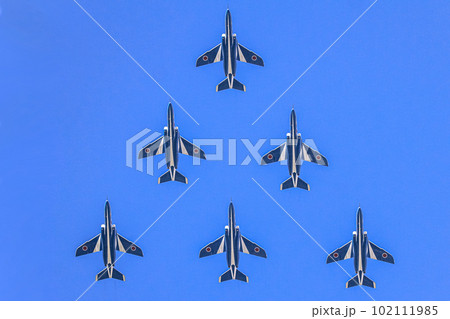 編隊で飛行するブルーインパルス 102111985