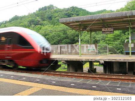 近鉄大阪線秘境駅の西青山駅を通過する「特急ひのとり」 102112103