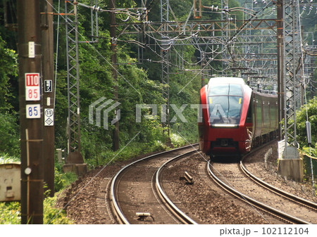 近鉄大阪線秘境駅の西青山駅を通過する「特急ひのとり」 近鉄大阪線秘境駅の西青山駅を通過する「特急ひのとり」 102112104