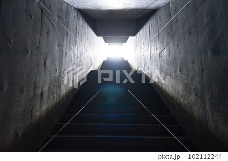 コンクリートの階段、光が差す階段、地下通路の出口、暗いトンネルの階段、神々しい暗い階段、地下道のトン 102112244