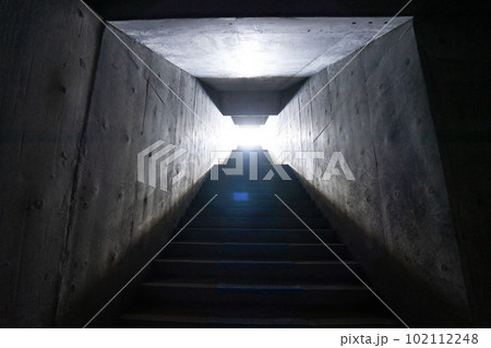 コンクリートの階段、光が差す階段、地下通路の出口、暗いトンネルの階段、神々しい暗い階段、地下道のトン 102112248