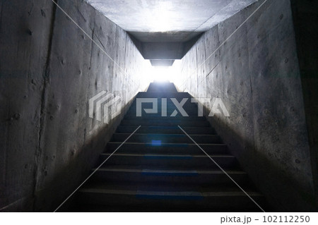 コンクリートの階段、光が差す階段、地下通路の出口、暗いトンネルの階段、神々しい暗い階段、地下道のトン 102112250
