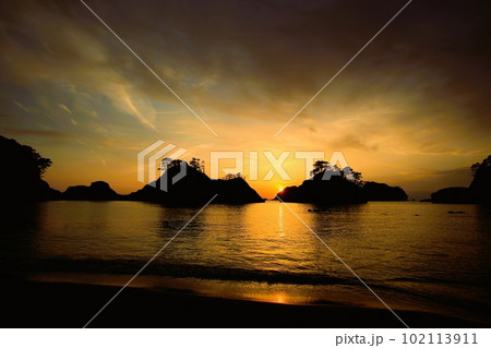 西伊豆町堂ヶ島の美しい夕景 102113911