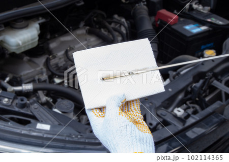 車のエンジンオイルの点検　交換作業 102114365