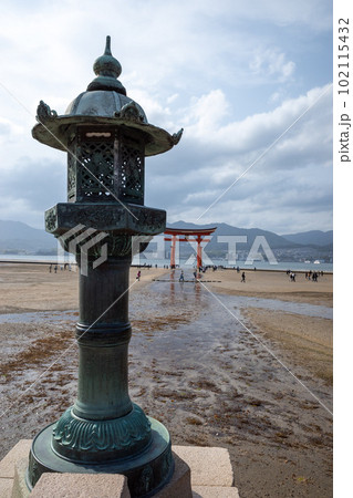 広島宮島厳島神社の大鳥居と石造燈籠 広島宮島厳島神社の大鳥居と石造燈籠 102115432