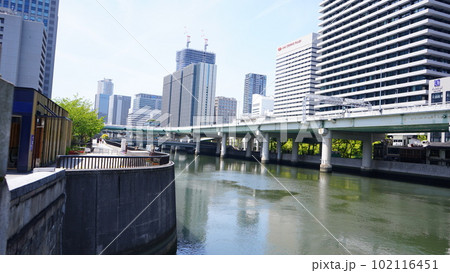 大阪市中之島堂島川とビル群 大阪市中之島堂島川とビル群 102116451