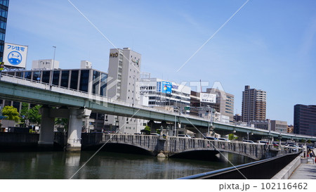 大阪市中之島堂島川とビル群 大阪市中之島堂島川とビル群 102116462