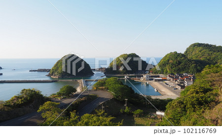 山陰　黄昏時の居組港 102116769