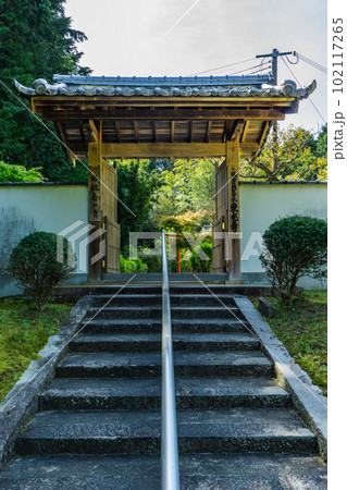 京都府亀岡市の東光寺　山門 102117265