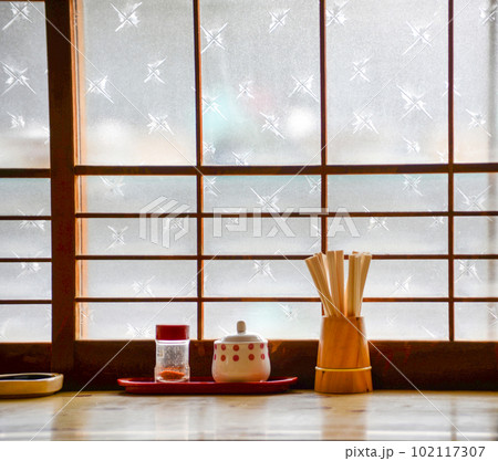 昭和レトロ食堂の昭和ガラスの窓際カウンター席と調味料入れ 102117307