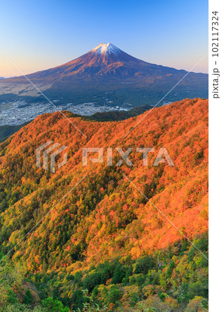 山梨_紅葉と富士山の絶景風景 102117324