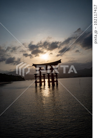 広島宮島厳島神社の大鳥居夕暮れ満潮 102117417