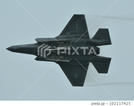 ウエポンベイを開いて旋回するF-35B ウエポンベイを開いて旋回するF-35B 102117425