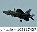 VTOLモードで離陸するF-35B② 102117427