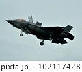 VTOLモードで離陸するF-35B① 102117428