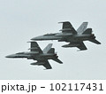 編隊飛行するF-18② 102117431