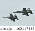 編隊飛行するF-18① 102117432