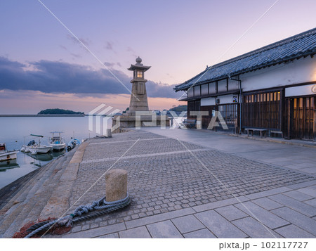 広島_福山鞆の浦漁港の夕焼け絶景風景 102117727