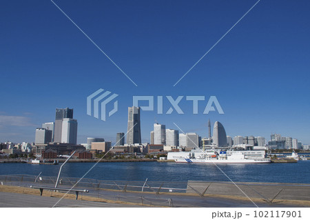 【横浜市】横浜港大さん橋から眺めるみなとみらい 【横浜市】横浜港大さん橋から眺めるみなとみらい 102117901