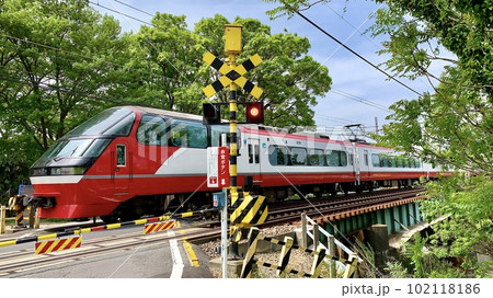 新緑に映える乙川の鉄橋(名鉄本線菅生川橋梁)を渡る名鉄電車「パノラマsuper」〈愛知県岡崎市〉 新緑に映える乙川の鉄橋(名鉄本線菅生川橋梁)を渡る名鉄電車「パノラマsuper」〈愛知県岡崎市〉 102118186