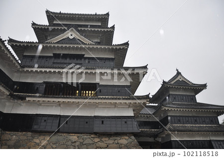 城壁から見上げた松本城の天守閣 102118518