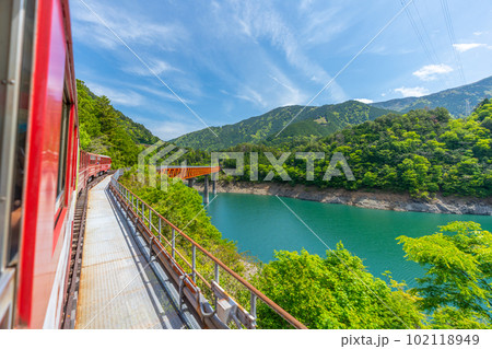 渓谷をゆっくりと走る日本で唯一のアプト式列車　井川線　絶景　車窓　 102118949