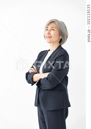 ビジネス 女性 グレイヘア スーツ ビジネス 女性 グレイヘア スーツ 102119135
