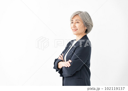 ビジネス 女性 グレイヘア スーツ ビジネス 女性 グレイヘア スーツ 102119137